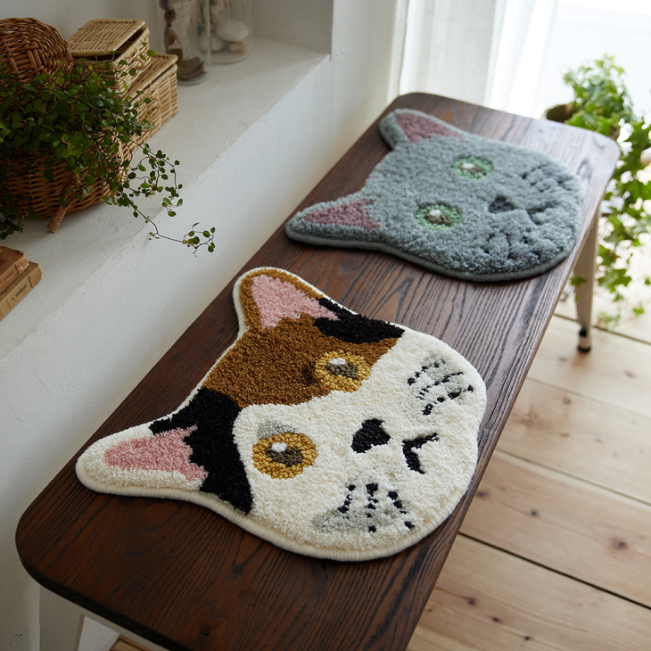 猫の顔を忠実に再現したネコカオマット