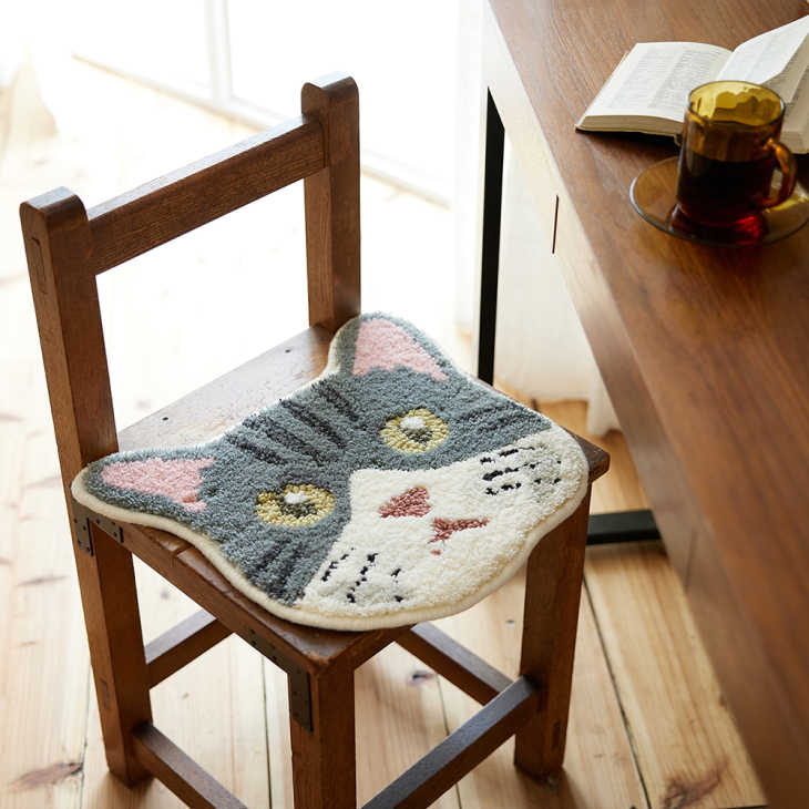 猫の顔を忠実に再現したネコカオマット