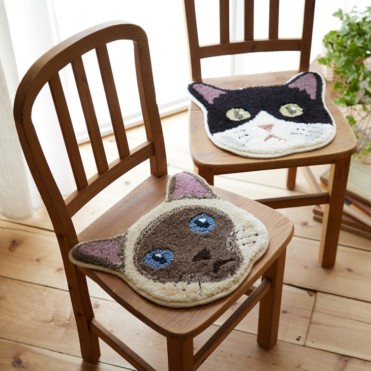猫の顔を忠実に再現したネコカオマット